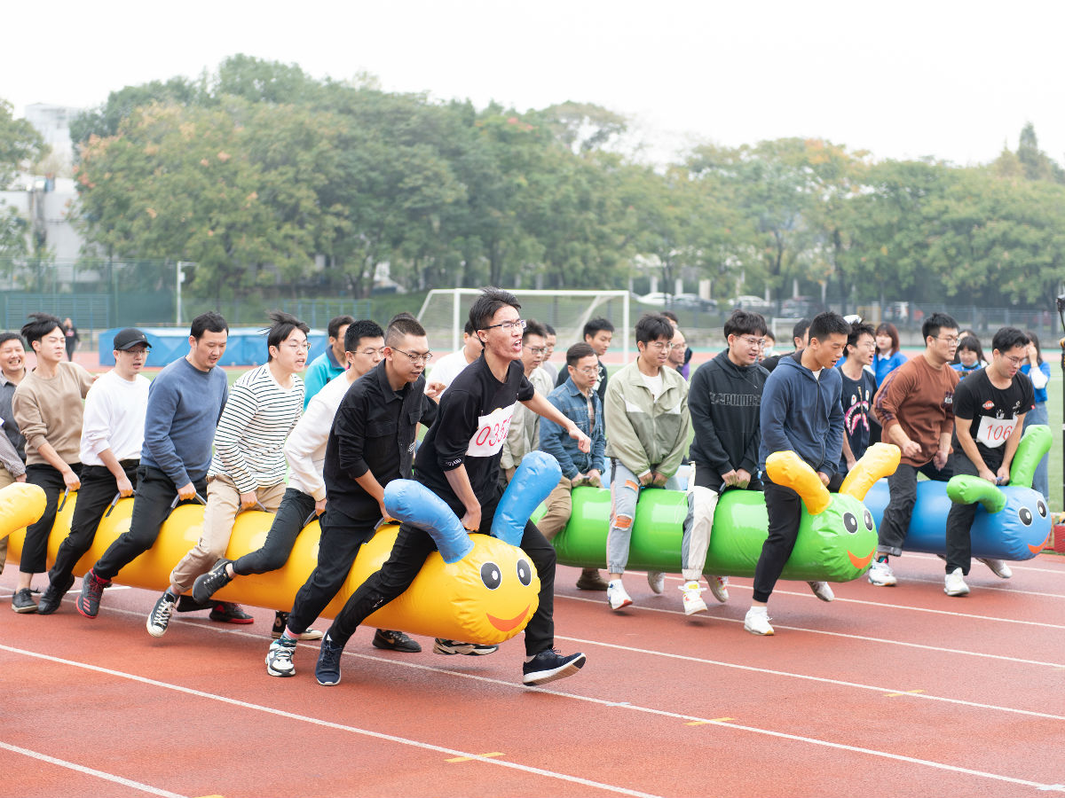 师生融合同舟共济比赛现场（学通社记者 卢逸轩）