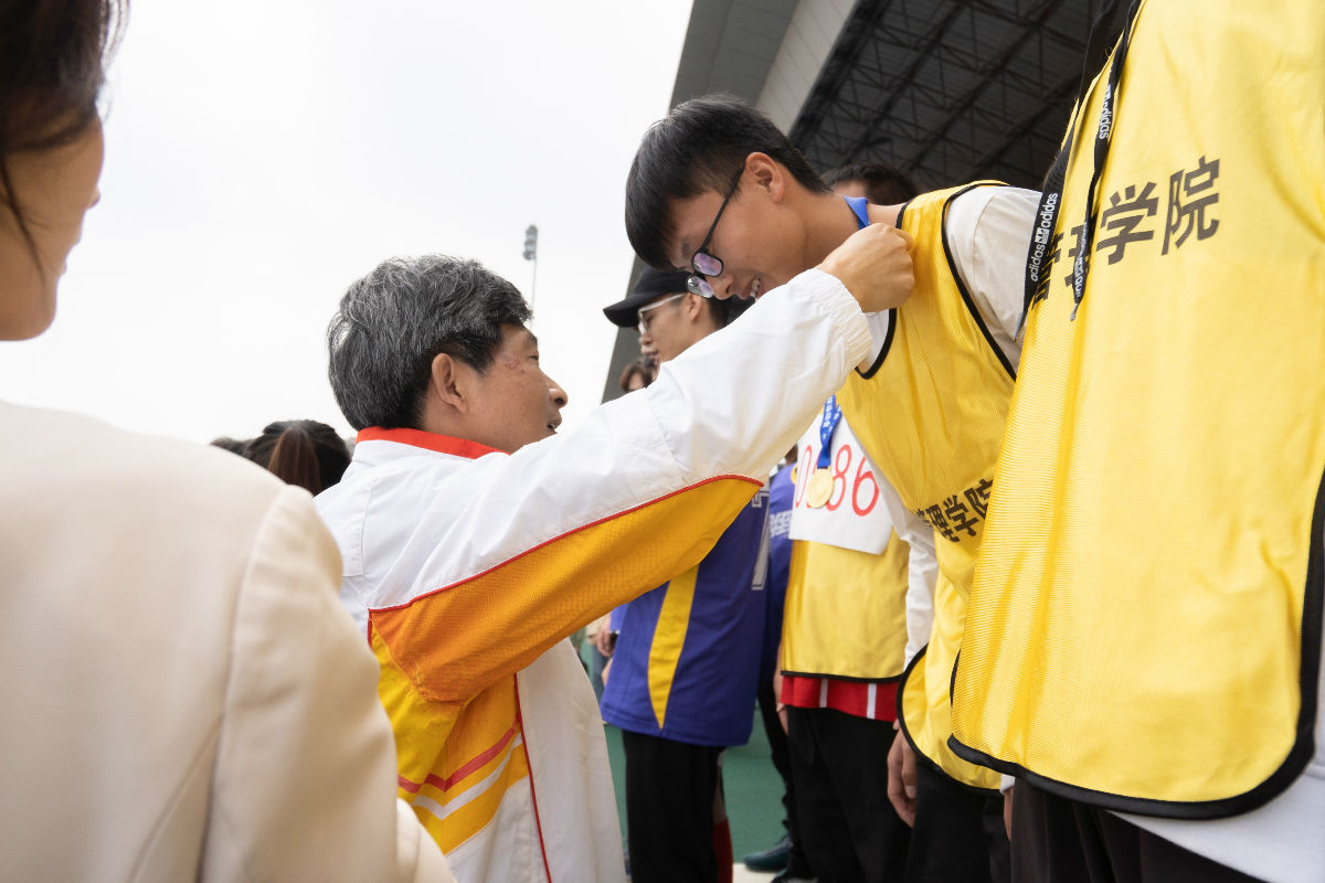 校党委书记高翅为“同舟共济”获奖队伍颁奖（学通社记者 刘博文 摄）