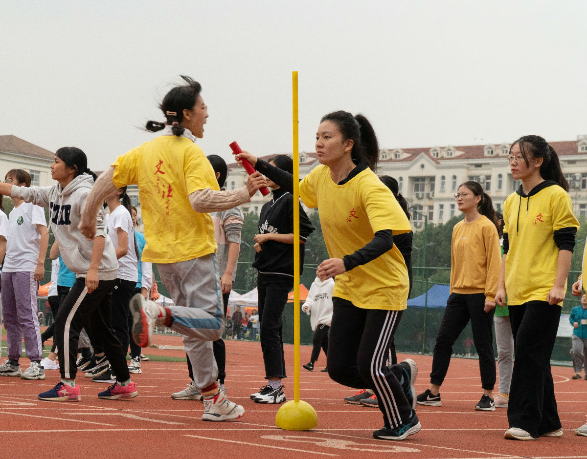 10.31下午，东运动场，50×15迎面接力运动元接棒瞬间